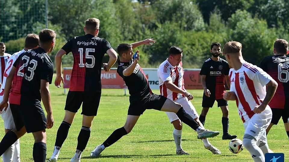 Der ehemalige DJKler Nico Krebs (SpVgg Pirk - dunkles Trikot) versucht den Schuß des Weideners abzublocken. Aus DJK Weiden gegen SpVgg Pirk 1:0.