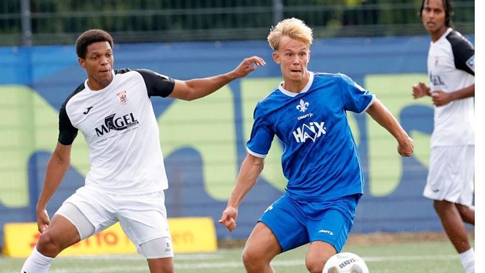 Doppelpack: Vincent Hofer (rechts, hier in im Spiel gegen den FC Gießen) brachte die U21 des SV Darmstadt 98 gegen TuBa Pohlheim mit seinen beiden Treffern mit 2:0 in Führung. Am Ende verloren die Lilien die Partie der Hessenliga aber noch. 	Foto: Peter Henrich