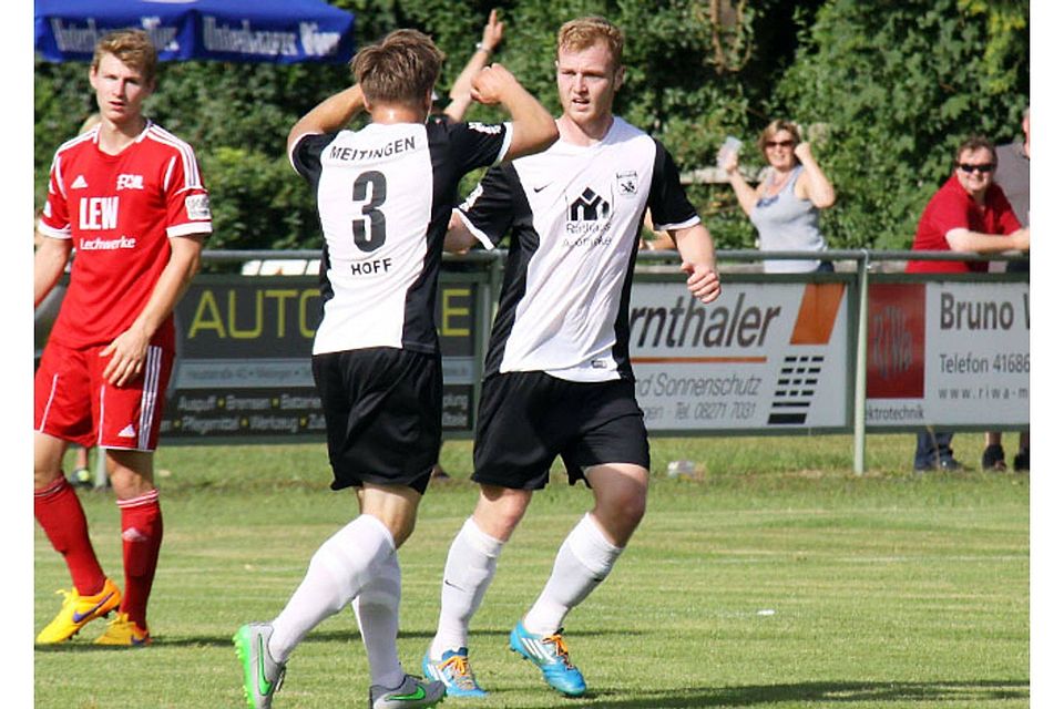 Matthias Schuster (rechts) erzielte den ersten Landesliga-Treffer des TSV Meitingen. Benni Hoff gratuliert. 	F.: Karin Tautz