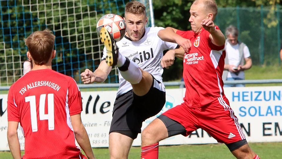 Wenn er spielt, ist er nur schwer zu stoppen (hier versucht es der Allershausener Felix Bachmann): Lukas Rieder (M.), der in acht Partien vier Mal für Nandlstadt getroffen hat.