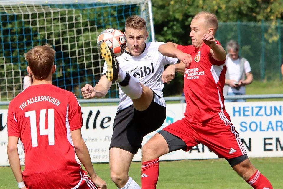 Wenn er spielt, ist er nur schwer zu stoppen (hier versucht es der Allershausener Felix Bachmann): Lukas Rieder (M.), der in acht Partien vier Mal für Nandlstadt getroffen hat.