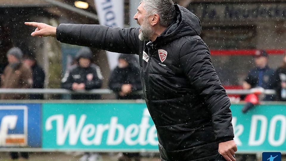 Engagiert wie eh und je: Uwe Wolf an der Seitenlinie auf Betriebstemperatur.