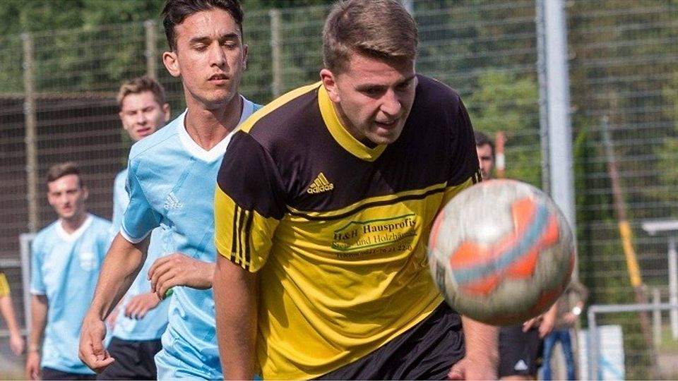 David Piechotta (vorne) und die SG Riedrode II haben gegen Elms-hausen leichtes Spiel und gewinnen mit 6:0.