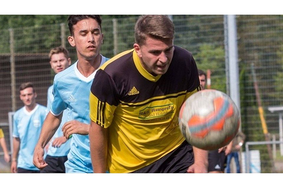 David Piechotta (vorne) und die SG Riedrode II haben gegen Elms-hausen leichtes Spiel und gewinnen mit 6:0.