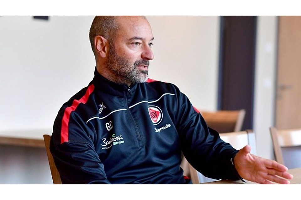 Sportvereins-Trainer Gianni Coveli sieht die derzeitige Entwicklung im Profifußball äußerst kritisch.  Foto: Giacinto Carlucci