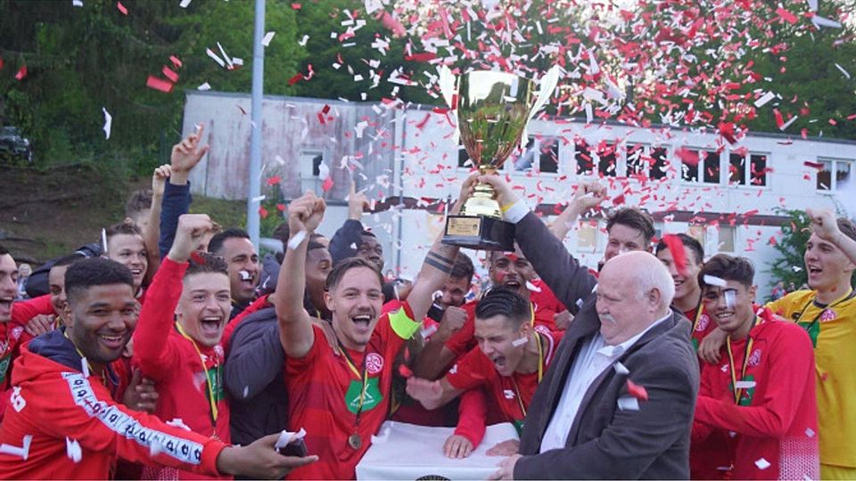 „Die Jungs haben die Sau rausgelassen“, kommentierte 05-Co-Trainer Babak Keyhanfar die Siegesfeier. Foto: Mainz 05