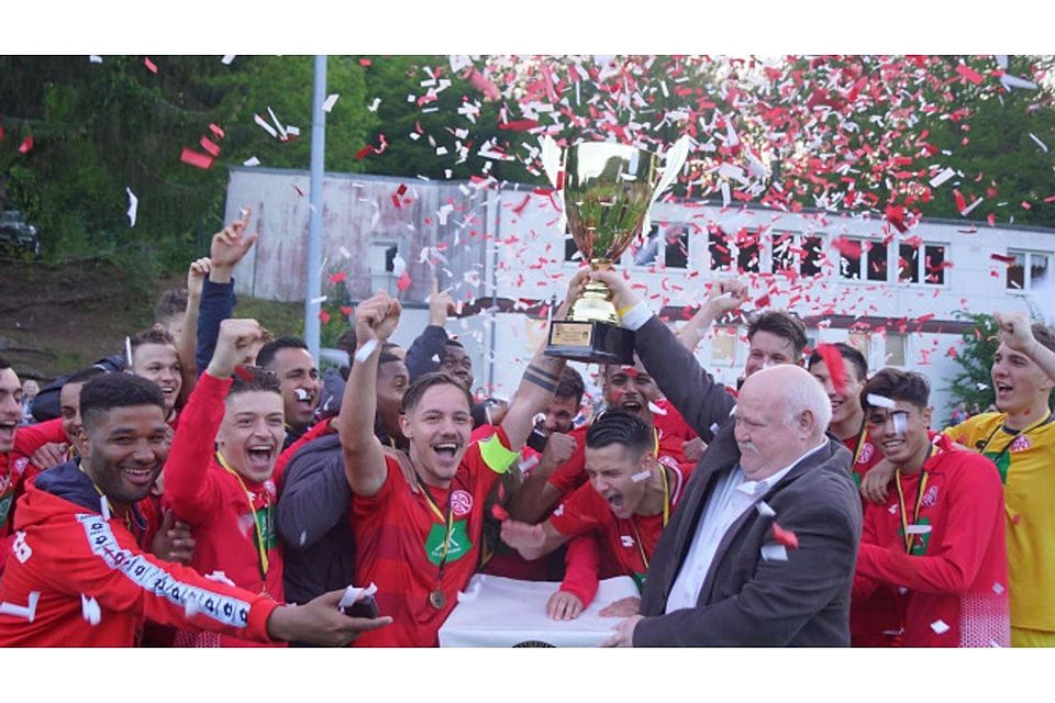 „Die Jungs haben die Sau rausgelassen“, kommentierte 05-Co-Trainer Babak Keyhanfar die Siegesfeier. Foto: Mainz 05