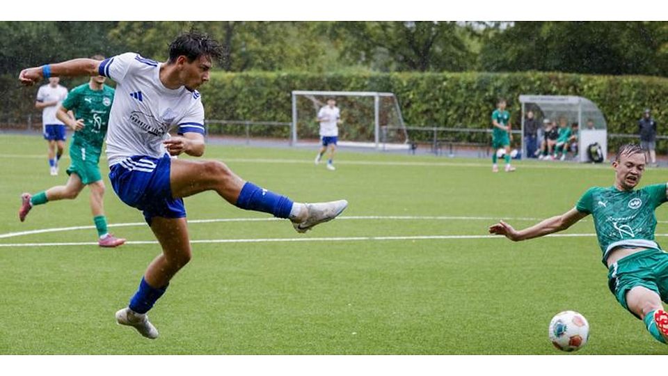 Mit vollem Einsatz schießt Luca Sparwasser (links) den Ball Richtung Tor. Für die SG Harxheim/Gau-Bischofsheim hat er in dieser Saison schon neun Treffer erzielt.
