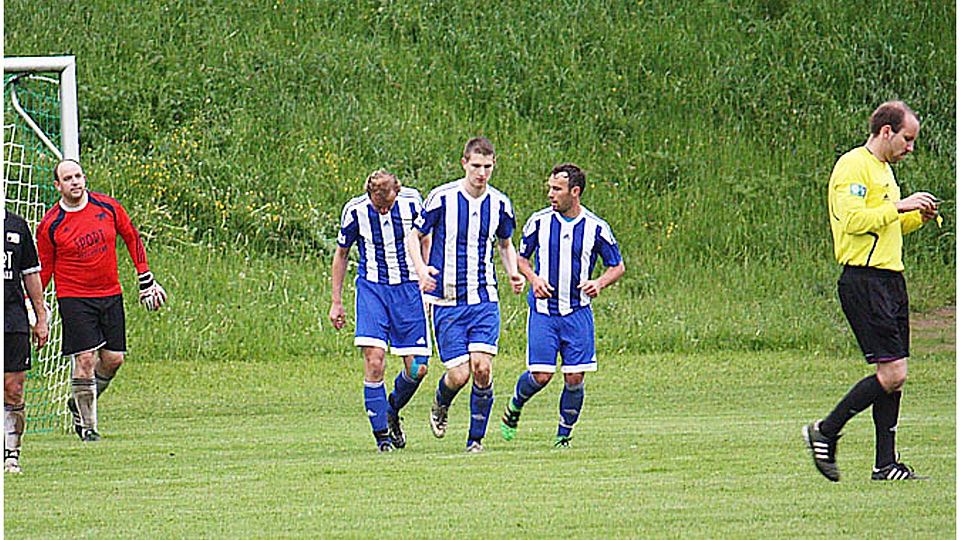 Der FC Loppenhausen konnte sich auf seinen Topstürmer Oliver Rödl (blau-weißes Trikot, Mitte) verlassen: Der 26-Jährige erzielte beim 5:2-Sieg gegen den SV Geisenried vier Tore.	    F.: Axel Schmidt
