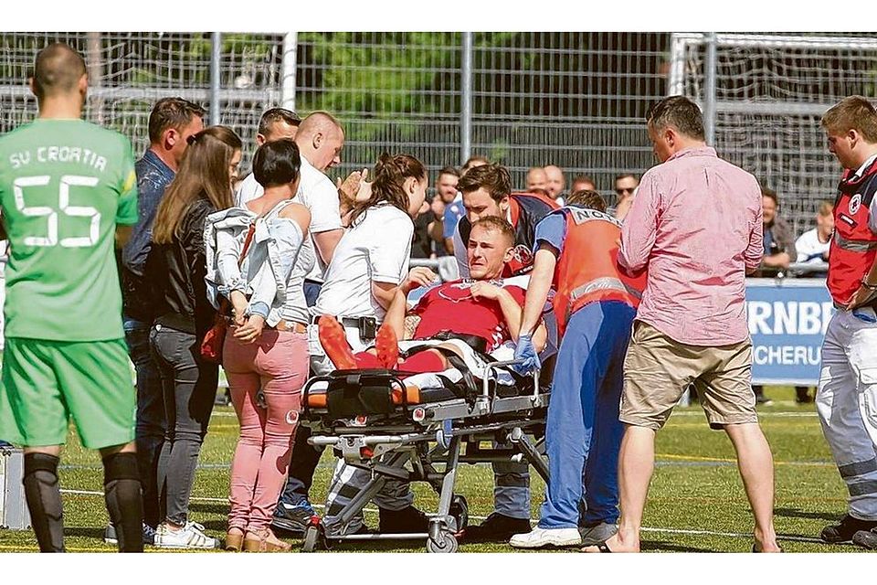 Schock für den SV Croatia Reutlingen: Mateo Pavic muss mit der Trage vom Feld gebracht werden, um ins Krankenhaus eingeliefert werden zu können. Im Ringelbach verloren die Gäste zudem das wichtige Derby bei der TSG Young Boys klar.Foto: Eibner