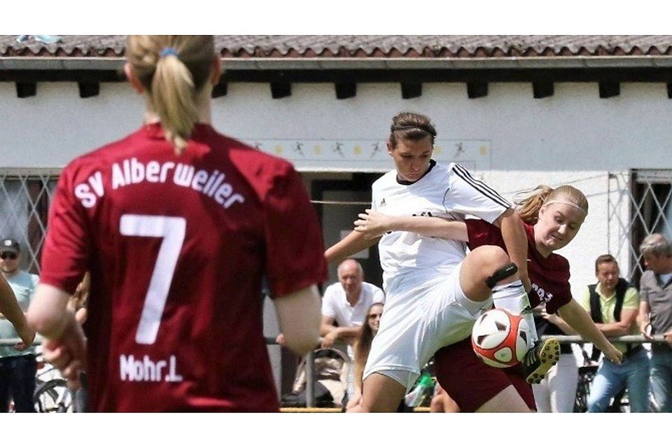 Der SV Alberweiler (vorn Laura Mohr, hinten rechts Kerstin Schneider) kann mit einem Punkt gegen Tettnang den Titel und den Aufstieg in die Regionalliga perfekt machen.  Foto: Reiner Roither