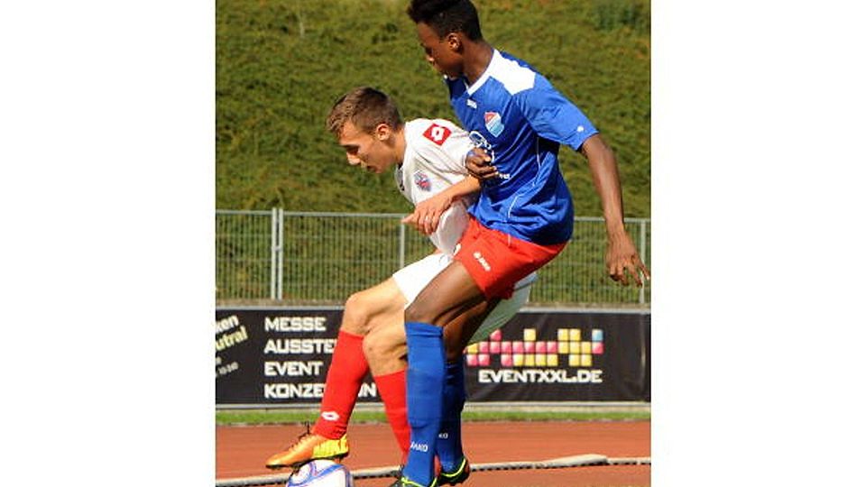 Für das Tor des Tages sorgte in Troisdorf BSC-Spieler Vincenzo Bosa (links), der in der 49. Minute zum 1:0 traf. Foto: Horst Müller