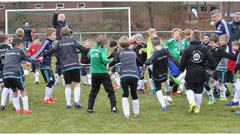 Fußball spielen im Kreis: Knappen-Fußballschule vom FC Schalke 04 begeistert an drei Tagen wieder die Jungen und Mädchen in Bad Oeynhausen. FOTO: EGON BIEBER
