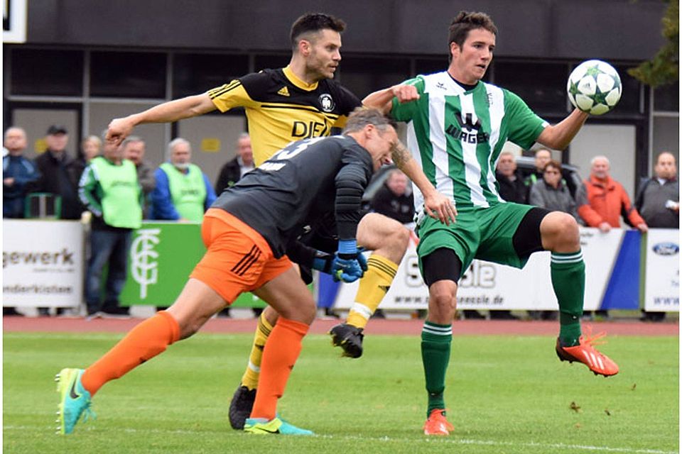 Die Hände waren für den ehemaligen Bundesliga-Keeper Michael Hofmann außerhalb des Strafraums tabu, deshalb klärte er per Kopf gegen Gundelfingens Stürmer Phillip Schmid (rechts).	   F.: Walter Brugger