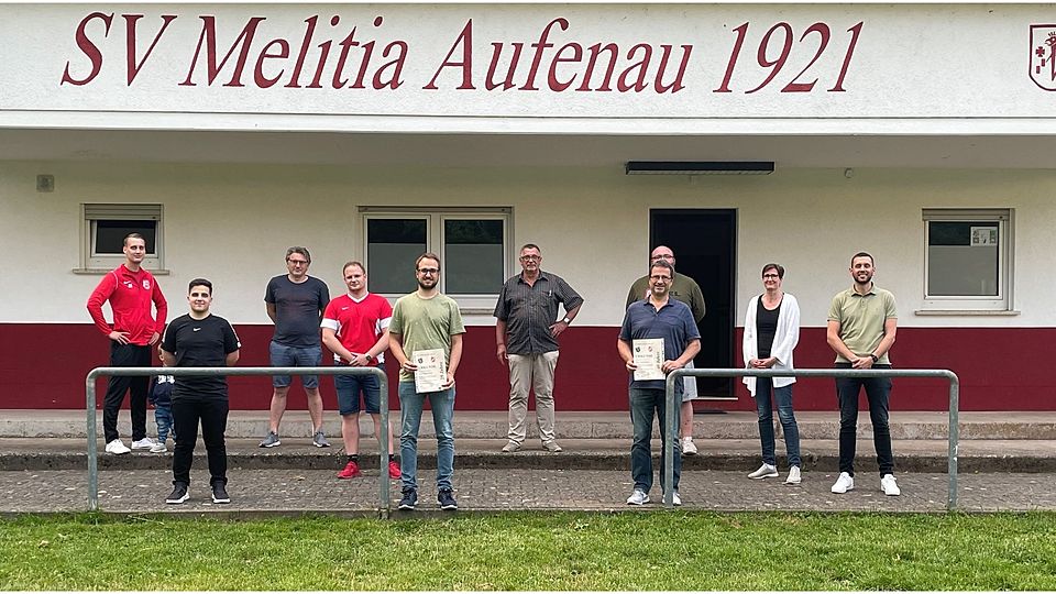  Vorstand   und   geehrte   Mitglieder   (v.l.n.r):   Vorsitzender   Jan   Volkmann,   SchriftführerEmirhan   Baskaya,   Jugendleiter   Alexander   Baumbach,   Kassenprüfer   Mark   Auerbach,langjähriges Mitglied Florian Bräuer (25 Jahre), 1. Stadtrat Günter Höhn, langjähriges MitgliedHarald   Bräuer   (40   Jahre),   Zweiter   Vorsitzender   Marco   Biehn   (teilweise   verdeckt),Spielausschussmitglied Britta Minning, Kassenwart Dominik Banovsky