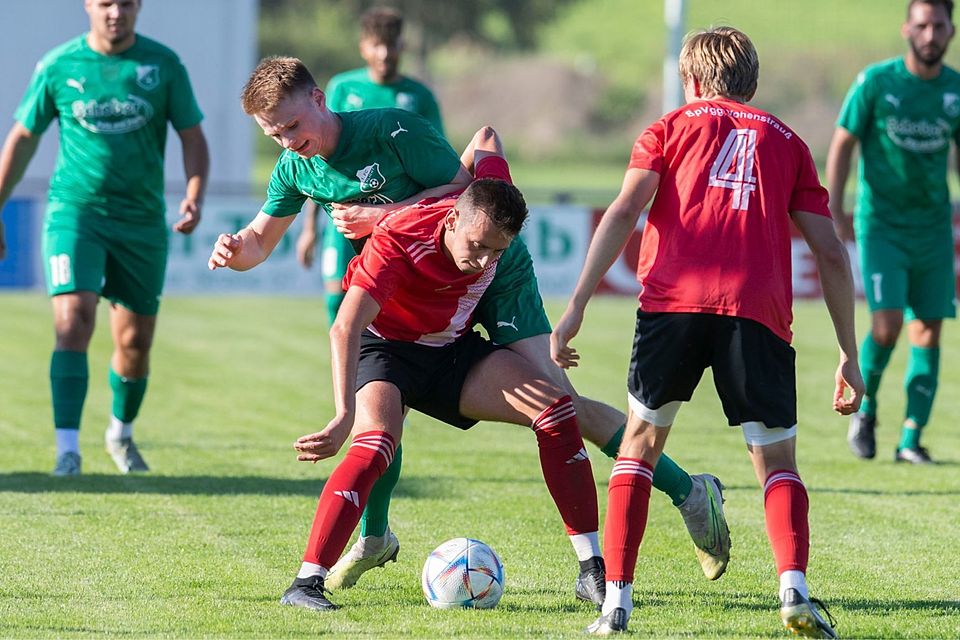 Die SpVgg Vohenstrauß (in Rot) und der FC Schlicht (Grün) hinken bisher den Erwartungen hinterher.