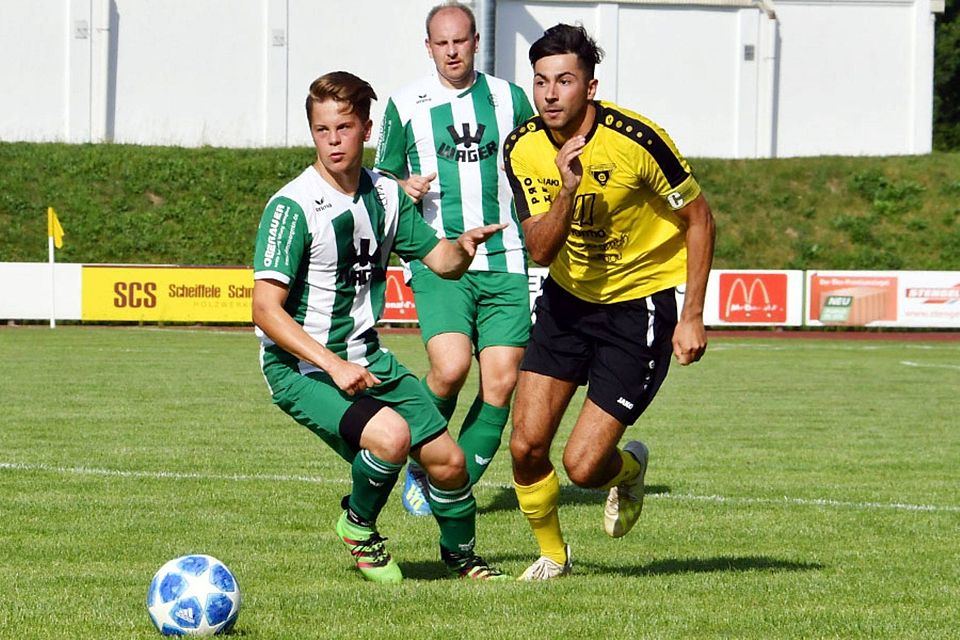 Der neue Co-Spielertrainer Peter Matkey (Mitte) wirft aus nächste Nähe ein Auge darauf, wie sich die jungen Spieler wie Darius Leimer (links) bei der U23 des FC Gundelfingen entwickeln.