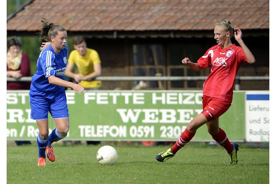 Zum Verfolgerduell treten die B-Juniorinnen des SV Meppen (Julia Bohlen, l.) bei Werder Bremen an. Foto: Doris Leißing