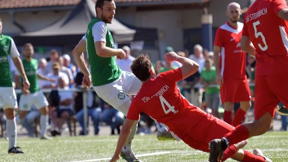 Der TSV Auerbach (rot) konnte sich gegen den SV Fürth (grün) durchsetzen.