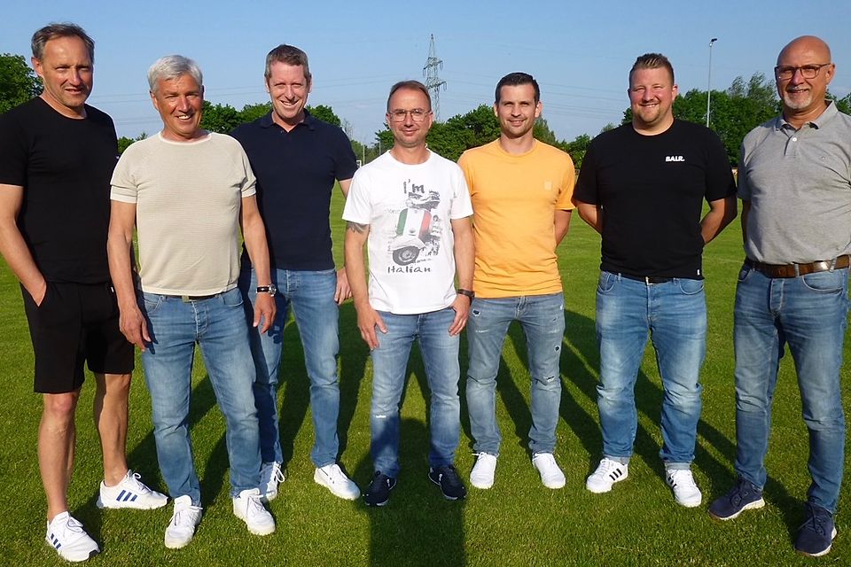 Besiegelten am Michelsdorfer Fußballplatz die neue SG: Uwe Mißlinger, Willi Reisinger, Rüdiger Altmann, Christian Hof, Dominik Zängl, Philip Scherbel und Josef Sittenauer (von links).