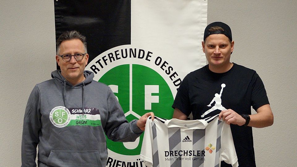 Volker Glane vom Fußballvorstand (links) mit Neuzugang Christopher Thomassen.
