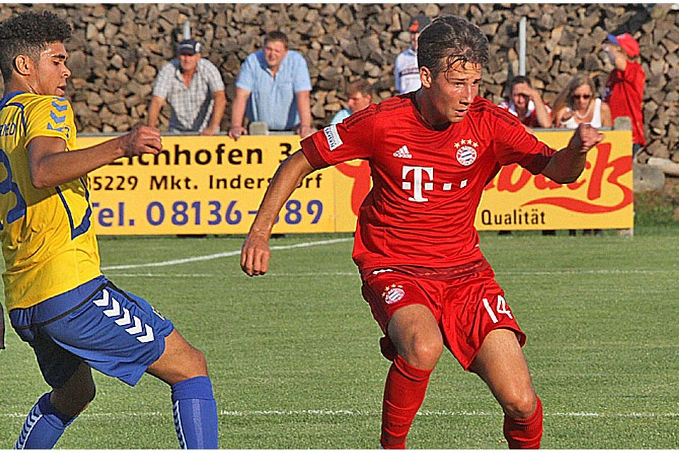 Regionalligist FC Bayern München II gastierte am Montagabend in Pipinsried. Dabei nahm es der Pipinsrieder Dardan Idrizi (links) mit dem Münchner Fabian Benko auf.  Foto: Reinhold Rummel