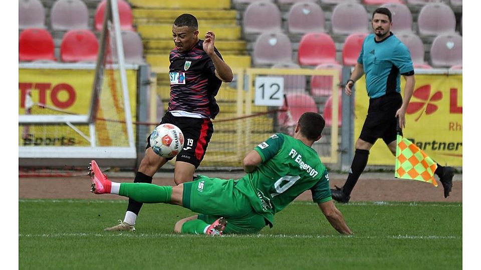 Ein letztes Mal in 2025 im Wormatia-Dress im Einsatz: Malik Yerima (links), hier im Heimspiel im Duell mit Lukas Szymczak (FV Engers), erhofft sich mit seiner Mannschaft einen positiven Jahresabschluss.	Archivfoto: Christine Dirigo/pakalski-press