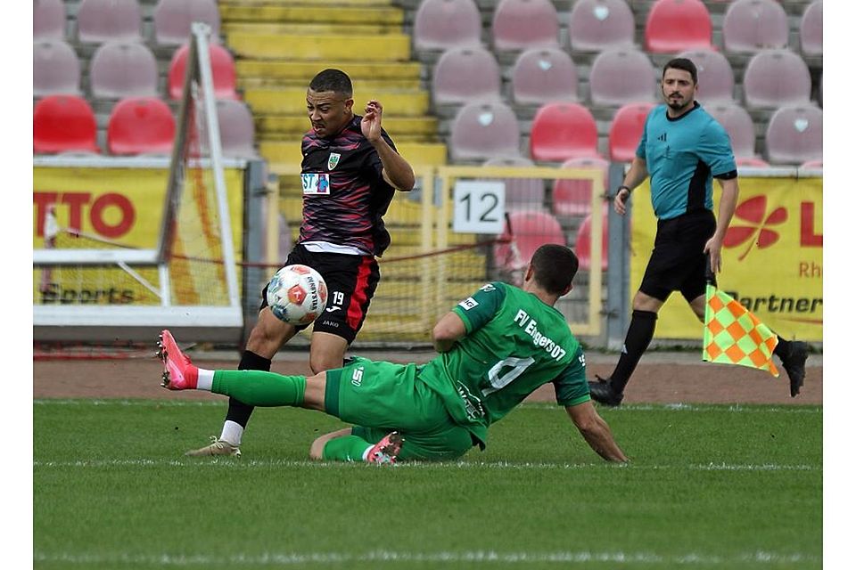 Ein letztes Mal in 2025 im Wormatia-Dress im Einsatz: Malik Yerima (links), hier im Heimspiel im Duell mit Lukas Szymczak (FV Engers), erhofft sich mit seiner Mannschaft einen positiven Jahresabschluss. Archivfoto: Christine Dirigo/pakalski-press Ein letztes Mal in 2025 im Wormatia-Dress im Einsatz: Malik Yerima (links), hier im Heimspiel im Duell mit Lukas Szymczak (FV Engers), erhofft sich mit seiner Mannschaft einen positiven Jahresabschluss. Archivfoto: Christine Dirigo/pakalski-press