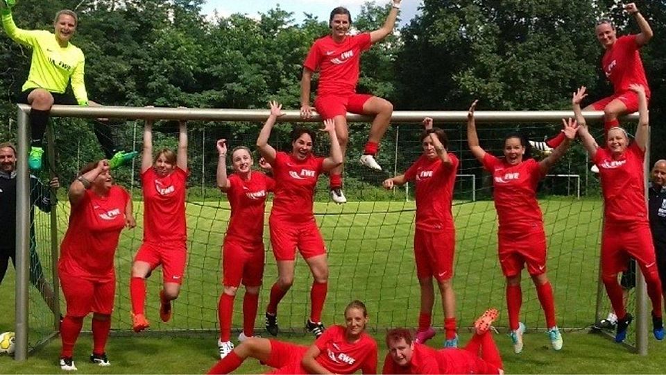 Viel Spaß bei der Anprobe: Die Fußballerinnen von Eintracht Reichenwalde starten mit neuer Ausstattung von der EWE in die kommende Saison.  ©EWE