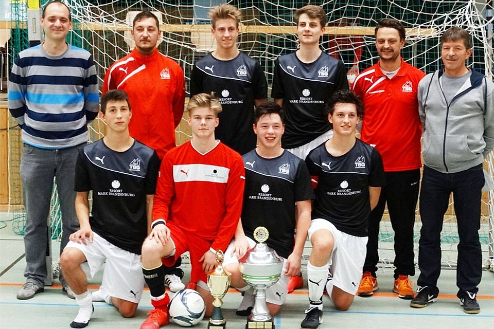 Die B-Junioren der TSG Thannhausen mit ihrer Ausbeute: Als schwäbischer Meister spielen sie um den bayerischen Futsal-Titel.	F.: BFV