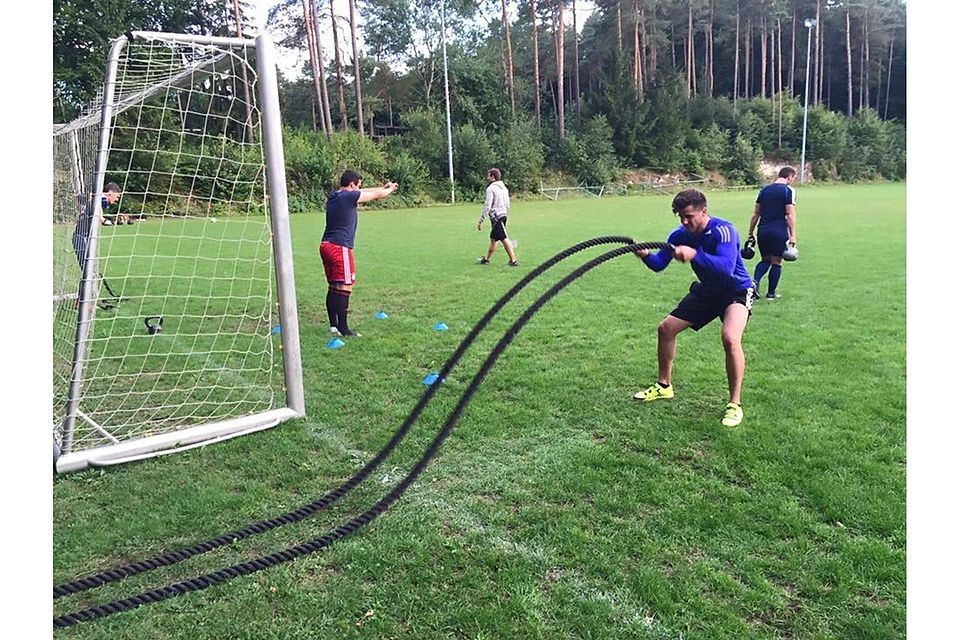 Bildzeile: Die Fitnessgrundlagen für eine neue Fußball-Saison schufen die Moggaster beim Crossfit-Programm auf dem eigenen Platz, für die taktischen Feinheiten ging es dann ins Trainingslager zum 1.FC Nürnberg. Fotos: privat