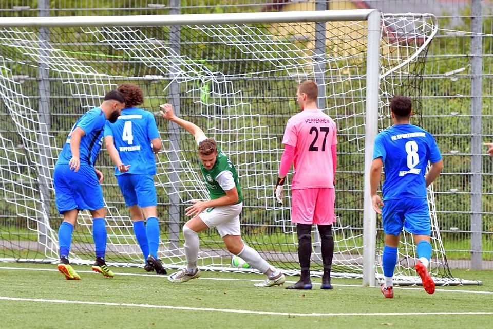 Lehrgeld zahlte der FC Sportfreunde Heppenheim (in Blau) zum Saisonauftakt mit dem 0:8 beim SV Fürth (Mitte Björn Kabel). Im Heimspiel am Sonntag gegen Mitabsteiger Eintracht Bürstadt hoffen die Heppenheimer auf mehr Erfolg.	 