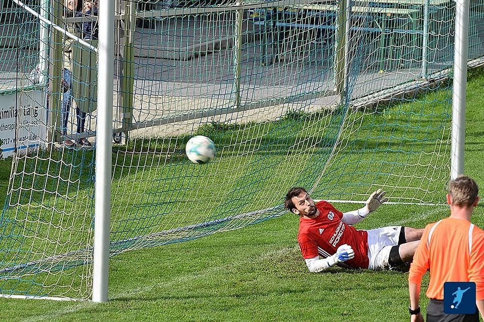 Blümlhuber hält den ersten Elfmeter in der 50. Minute... Blümlhuber hält den ersten Elfmeter in der 50. Minute...