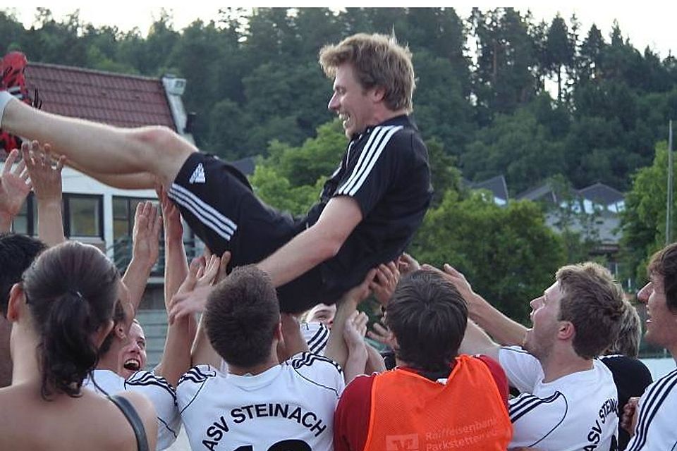 Matthias Liebl - hier abgebildet bei der BOL-Klassenerhaltsfeier des ASV Steinach - soll auch beim ESV Haselbach für den gewünschten Erfolg sorgen 