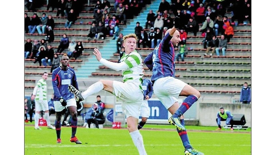 Wer schafft\'s? Merten (grün-weiße Trikots)? Der BSC (blau-rot)? Oder doch beide? FOTO: MÜLLER