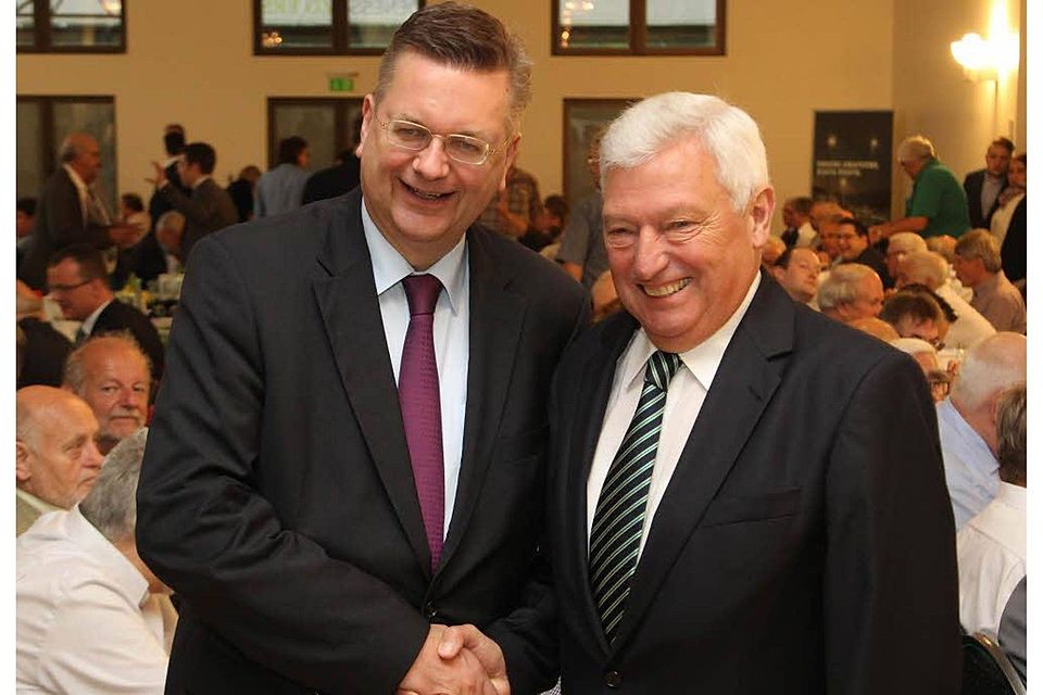 DFB-Präsident Reinhard Grindel (l.) gehörte zu den ersten Gratulanten von Alfred Vianden, dem alten und neuen FVM-Präsidenten, der in  seine vierte Amtszeit geht. Foto: FVM