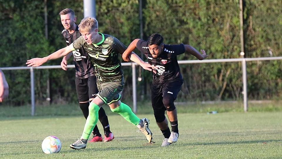 Roxheims Leon Sulzbach (grüne Spielkleidung) lässt sich auch von zwei Karadeniz-Kickern nicht aufhalten.	Foto: Edgar Daudistel