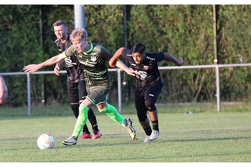 Roxheims Leon Sulzbach (grüne Spielkleidung) lässt sich auch von zwei Karadeniz-Kickern nicht aufhalten.	Foto: Edgar Daudistel