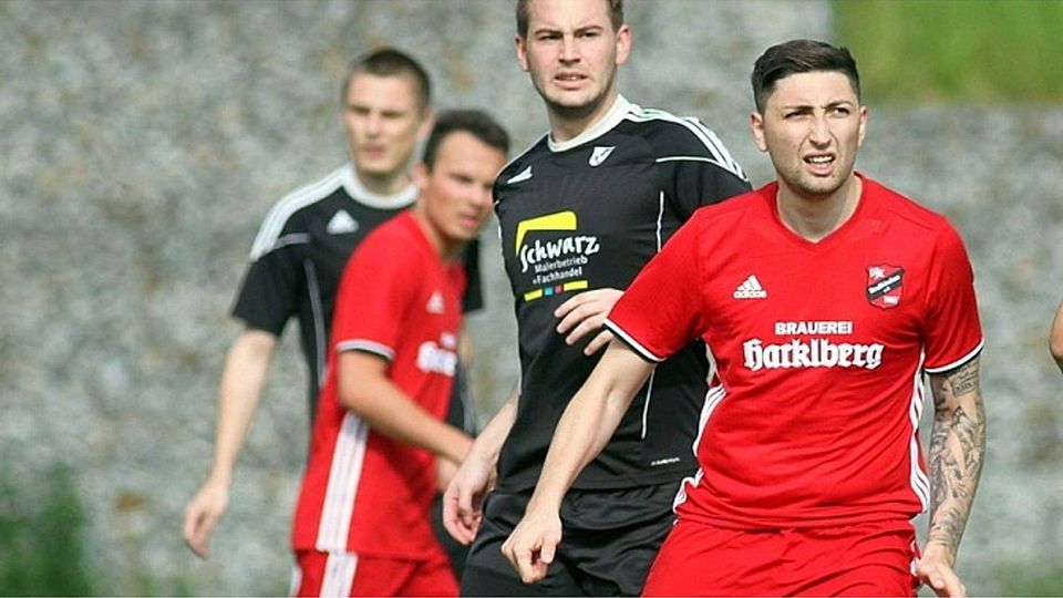 Konstantin Tulubinski (re.) soll die Hintermannschaft des Schaldinger U23 stabilisieren F: Enzesberger