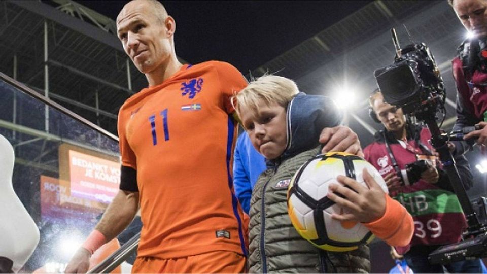 Vater und Sohn: Der Filius von FC-Bayern-Star Arjen Robben (r.) kickt beim TSV Grünwald. (Foto: Joel Marklund / Bildbyran via ZUMA Wire / dpa)