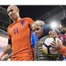 Vater und Sohn: Der Filius von FC-Bayern-Star Arjen Robben (r.) kickt beim TSV Grünwald. (Foto: Joel Marklund / Bildbyran via ZUMA Wire / dpa)