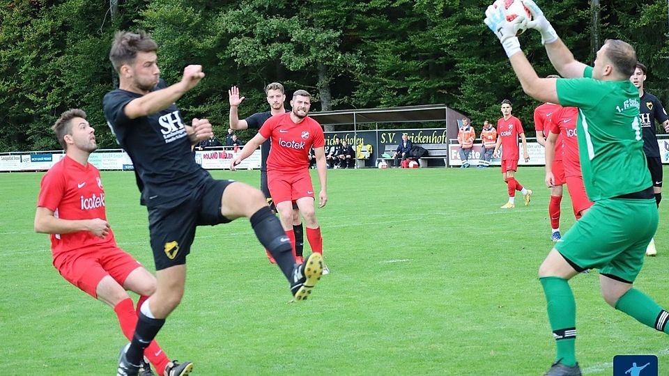 Eschachs Keeper Thomas Hägele hat den Ball sicher: Der FC Eschach eilt von Sieg zu Sieg.