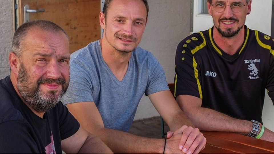 Stellen den neuen Grafinger Jugendkoordinator Emanuel Krontiris (Mitte) vor: Technischer Leiter Jürgen Daser (l.) und TSV-Jugendleiter Falko Wach. F: jro