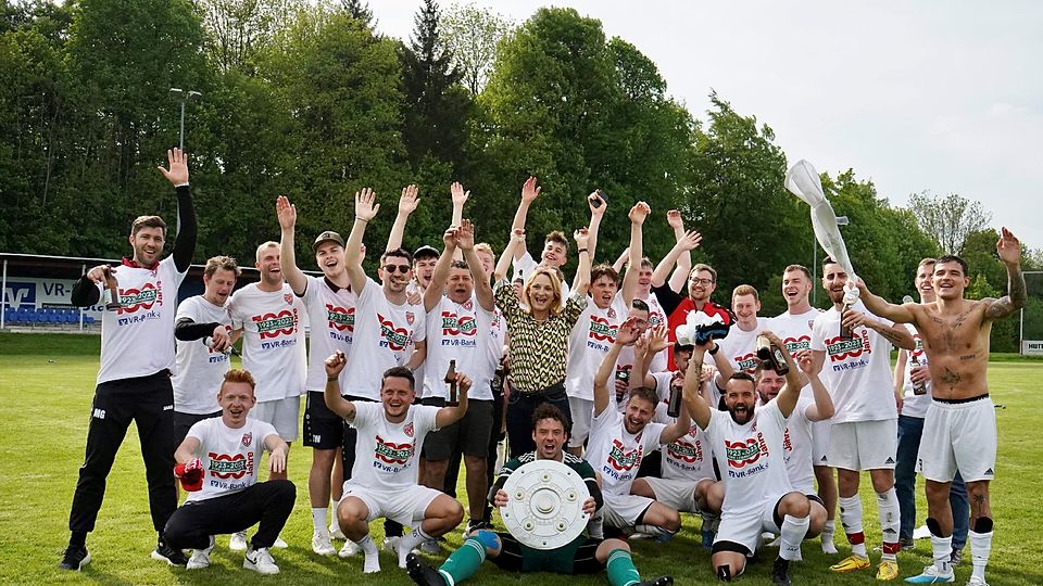 FT Jahn feiert mit OBin Baumgartl Aufstieg in Bezirksliga 2023