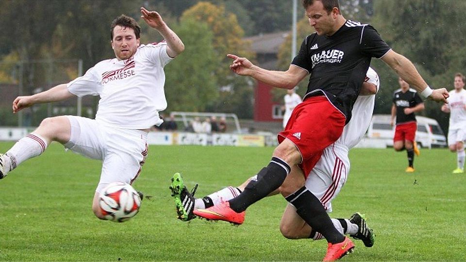 Bei Gegner SV Deggenhausertal wird man es gerne hören: Überlingens Torjäger Marc Kuczkowski (dunkles Dress), der mit 35 Treffern die Schützenliste der Bezirksliga Bodensee anführt, fällt am Sonntag aus. SZ-Archiv: Bodon