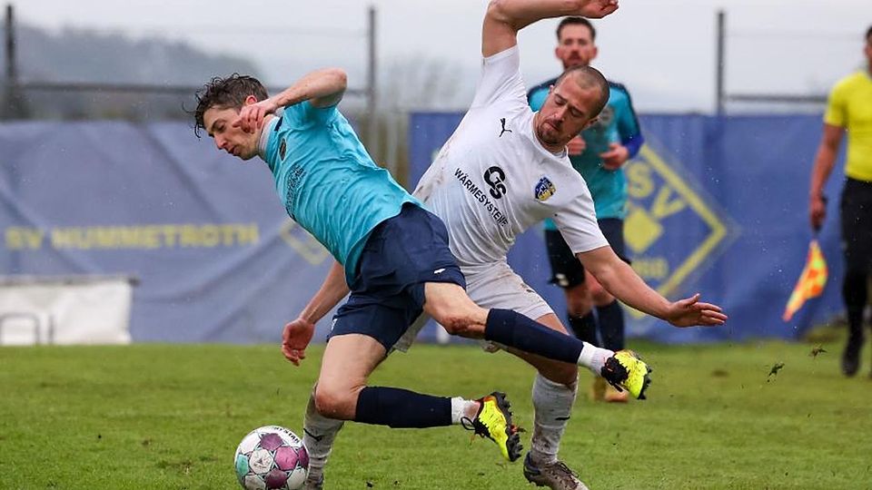 Selten so wertvoll wie in diesen Tagen für Fußball-Gruppenligist FSG Riedrode: Routinier Rene Salzmann (rechts). (Archiv)	Foto: Joaquim Ferreira