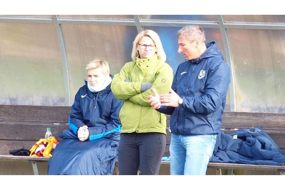 Hans-Günther Strasser übergibt seinen Trainerposten an Nina Mittrop (Bildmitte) F: Kroiß