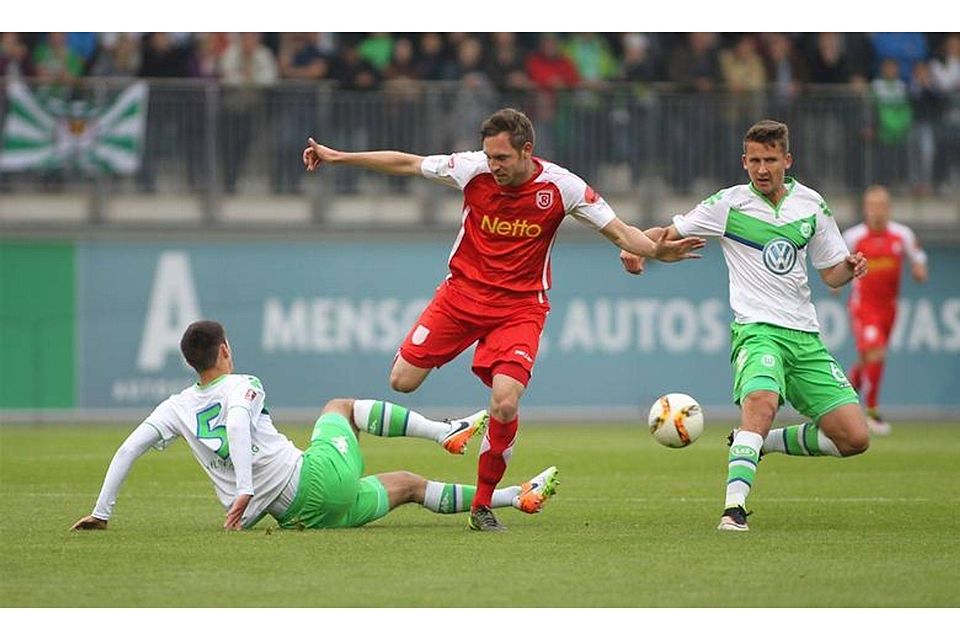 Der SSV Jahn verliert trotz großer Kampfleistung gegen Wolfsburg. Foto: Nickl