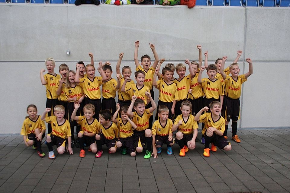 Die Einlaufkinder beim Stadtderby zwischen dem VfB Stuttgart II und den Stuttgarter Kickers.F: Lommel