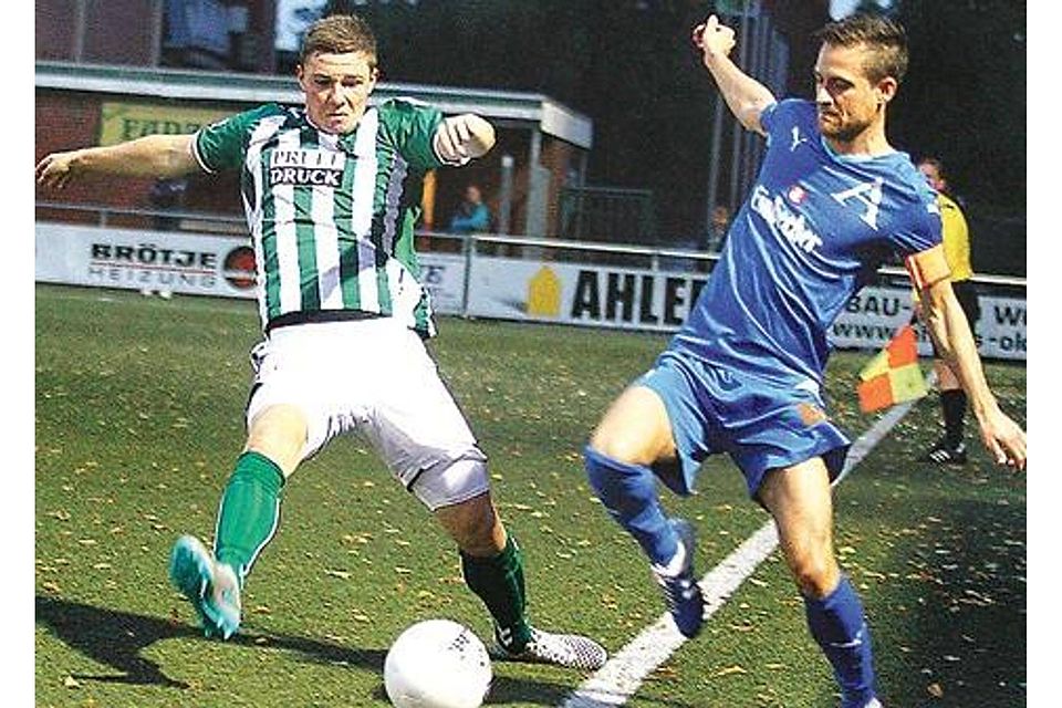 Trocken war es nur selten am Freitagabend: Der VfL (grün-weißes Trikot) siegte 3:1 gegen Arminia Hannover. Piet Meyer